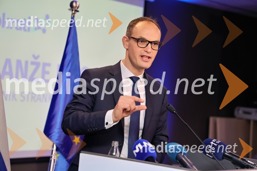  Anže Logar, predsednik stranke Demokrati, poslanec Državnega zbora Republike SlovenijeDemokrati, ustanovni kongres stranke Anžeta Logarja