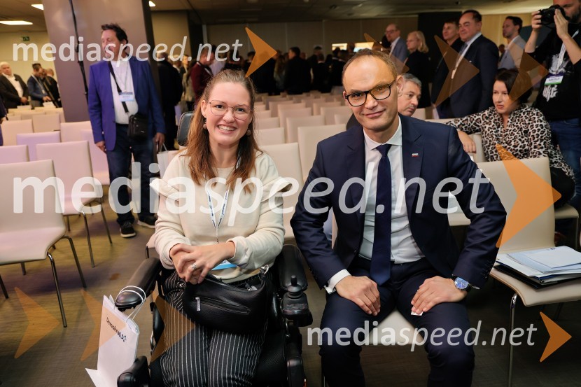  ... ;  Anže Logar, predsednik stranke Demokrati, poslanec Državnega zbora Republike SlovenijeDemokrati, ustanovni kongres stranke Anžeta Logarja