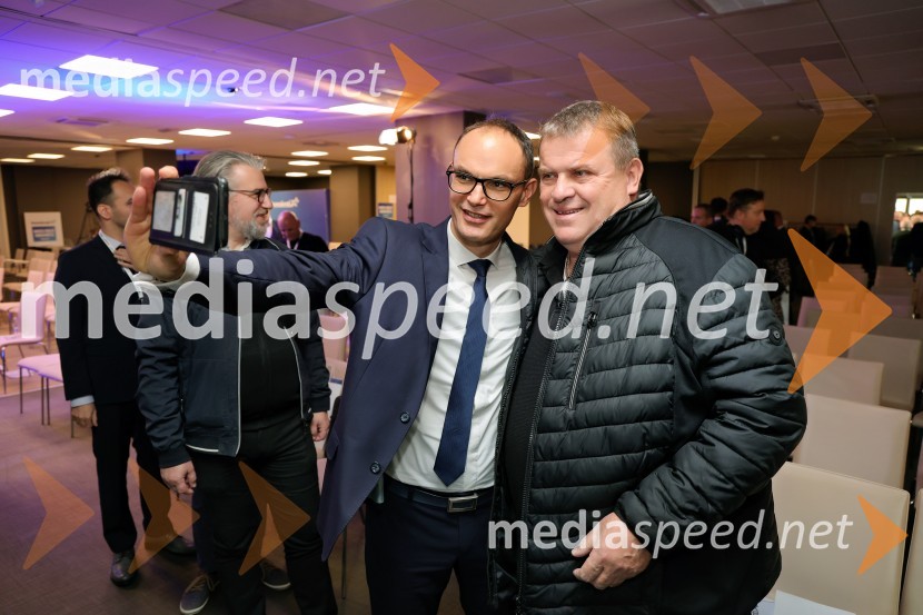  Anže Logar, predsednik stranke Demokrati, poslanec Državnega zbora Republike Slovenije;  ... Demokrati, ustanovni kongres stranke Anžeta Logarja