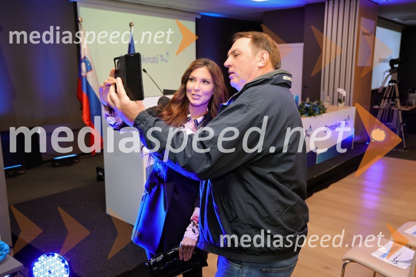  Eva Irgl, poslanka Državnega zbora Republike Slovenije;  ... Demokrati, ustanovni kongres stranke Anžeta Logarja