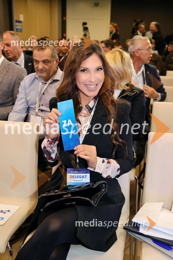  Eva Irgl, poslanka Državnega zbora Republike SlovenijeDemokrati, ustanovni kongres stranke Anžeta Logarja