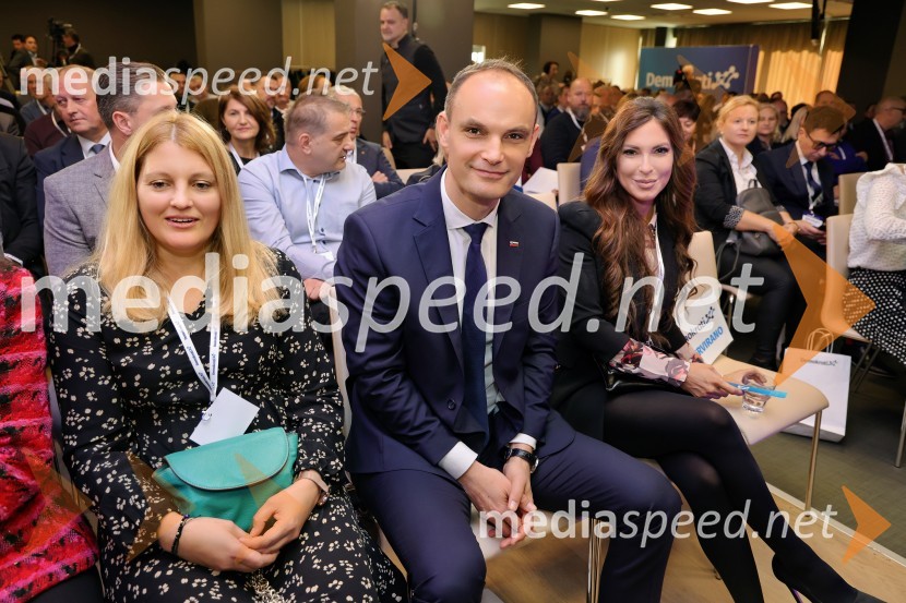  ... ;  Anže Logar, predsednik stranke Demokrati, poslanec Državnega zbora Republike Slovenije;  Eva Irgl, poslanka Državnega zbora Republike SlovenijeDemokrati, ustanovni kongres stranke Anžeta Logarja