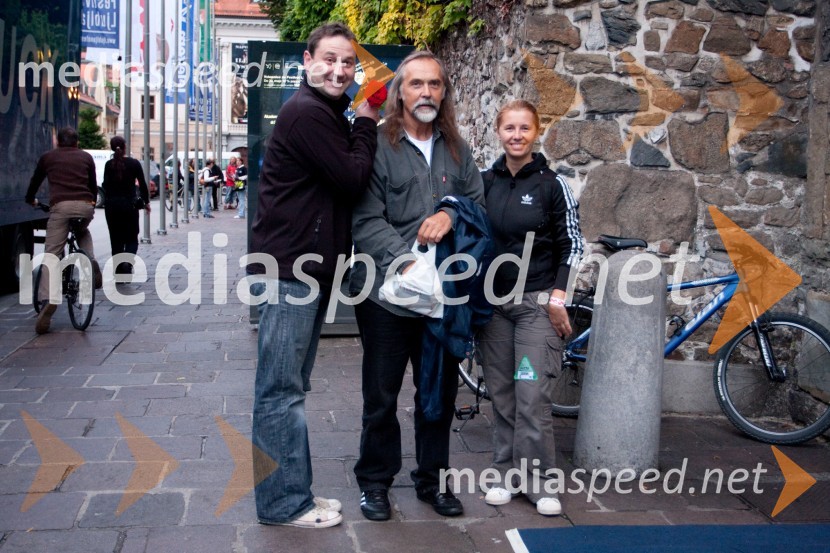 Aleksander Remec, fotograf, Dragan Bulič, glasbeni urednik Radia Slovenija in Darja Štravs Tisu, glasbenica, novinarka in moderatorkaDavid Byrne, koncert