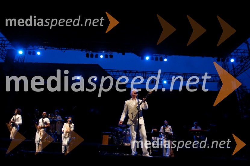 David Byrne, pevec s spremljevalno skupinoDavid Byrne, koncert