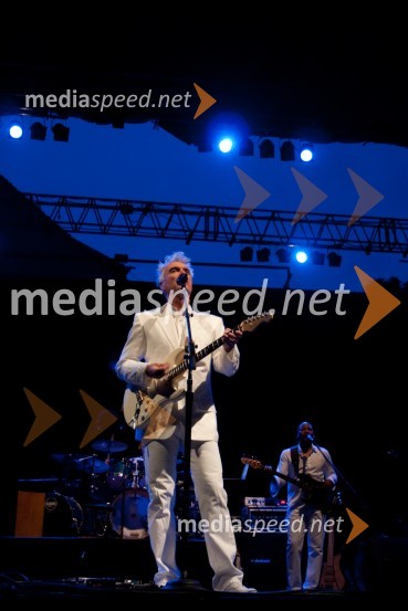 David Byrne, pevec s spremljevalno skupinoDavid Byrne, koncert