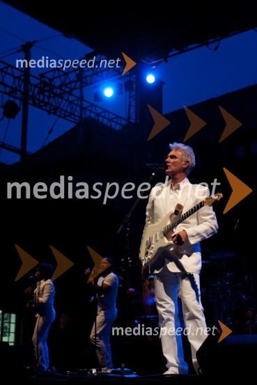 David Byrne, pevec s spremljevalno skupinoDavid Byrne, koncert