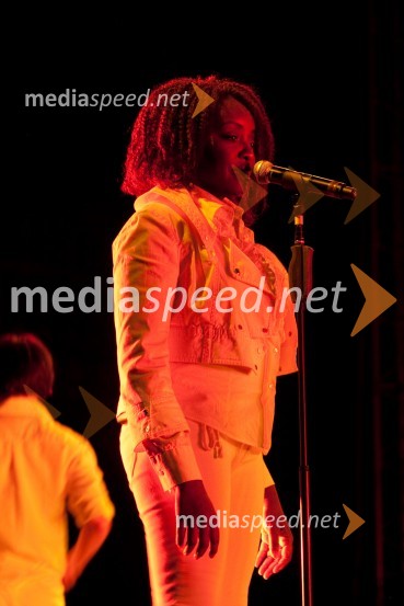 Pevka iz spremljevalne skupine Davida ByrneaDavid Byrne, koncert