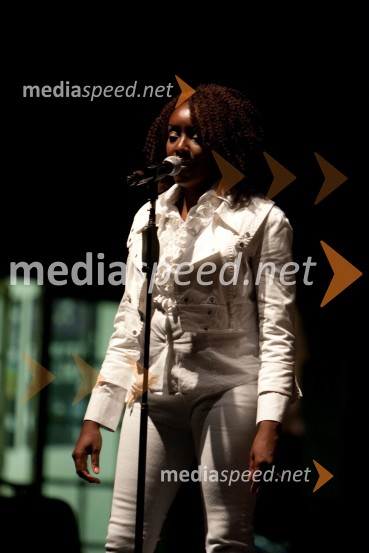 Pevka iz spremljevalne skupine Davida ByrneaDavid Byrne, koncert