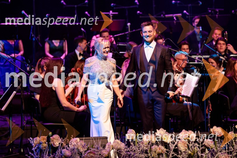  Nuša Derenda, pevka;  Domen Kljun, pevec30. Gala koncert Radia Ognjišče