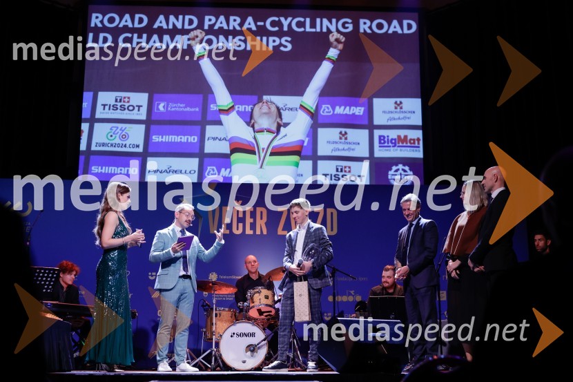  Flora Ema Lotrič, pevka;  Jože Robežnik,  televizijski voditelj;  Tadej Pogačar, kolesar; dr. Robert Golob, predsednik vlade RS;  ... ;  Pavel Marđonović, predsednik kolesarske zveze SlovenijaVečer zvezd: Kolesar leta 2024 je Tadej Pogačar