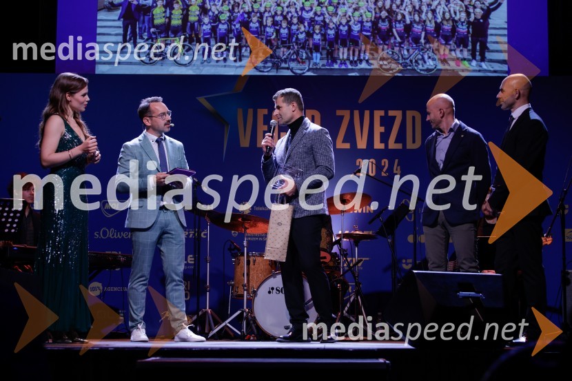  Flora Ema Lotrič, pevka;  Jože Robežnik,  televizijski voditelj;  Andrej Hauptman, nekdanji kolesar, selektor državne kolesarske reprezentance;  ... ;  Pavel Marđonović, predsednik kolesarske zveze SlovenijaVečer zvezd: Kolesar leta 2024 je Tadej Pogačar