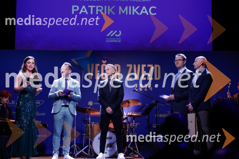  Flora Ema Lotrič, pevka;  Jože Robežnik,  televizijski voditelj;  Patrik Mikac, kolesar;  ... ;  ... Večer zvezd: Kolesar leta 2024 je Tadej Pogačar