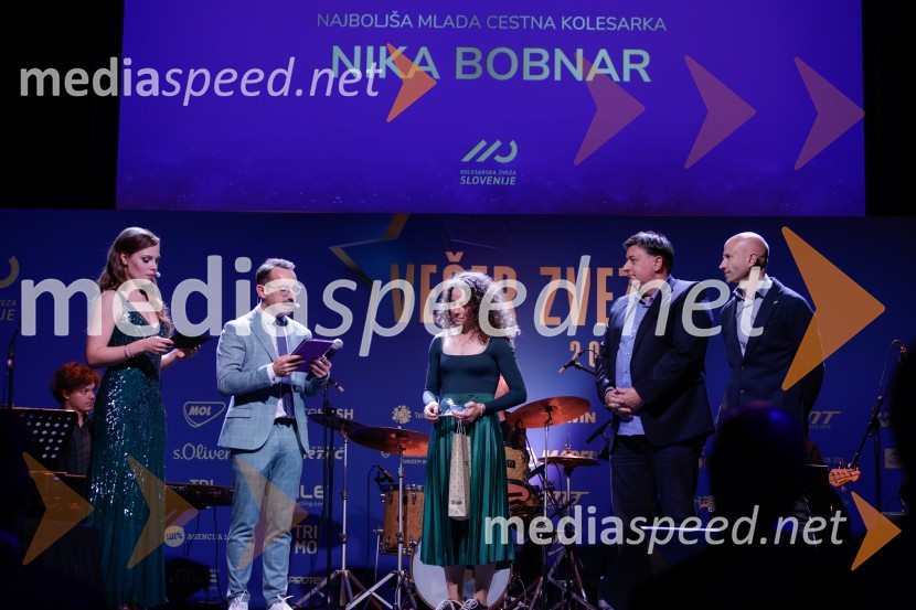  Flora Ema Lotrič, pevka;  Jože Robežnik,  televizijski voditelj;  Nika Bobnar, kolesarka;  ... ;  ... Večer zvezd: Kolesar leta 2024 je Tadej Pogačar