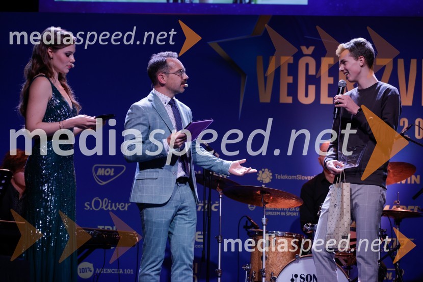  Flora Ema Lotrič, pevka;  Jože Robežnik,  televizijski voditelj;  Jakob Omrzel, kolesarVečer zvezd: Kolesar leta 2024 je Tadej Pogačar