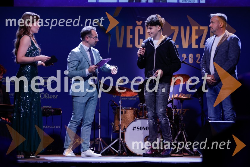  Flora Ema Lotrič, pevka;  Jože Robežnik,  televizijski voditelj;  Ažbe Kalinšek, kolesar;  ... Večer zvezd: Kolesar leta 2024 je Tadej Pogačar