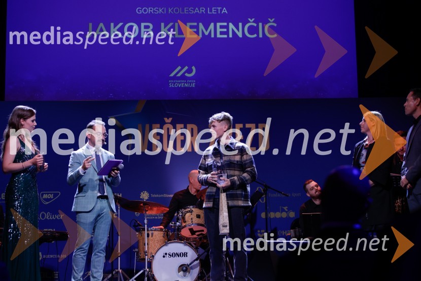  Flora Ema Lotrič, pevka;  Jože Robežnik,  televizijski voditelj;  Jakob Klemenčič, kolesarVečer zvezd: Kolesar leta 2024 je Tadej Pogačar