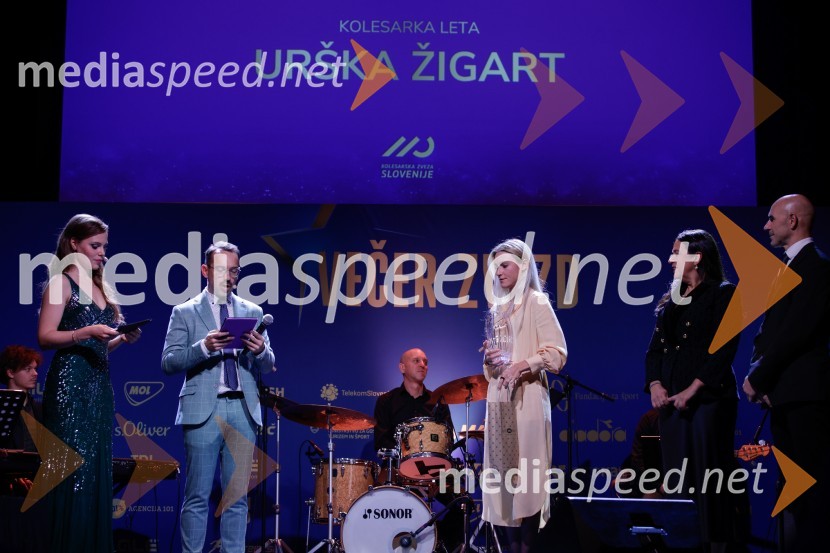  Flora Ema Lotrič, pevka;  Jože Robežnik,  televizijski voditelj;  Urška Žigart, kolesarka;  ... ;  Pavel Marđonović, predsednik kolesarske zveze SlovenijaVečer zvezd: Kolesar leta 2024 je Tadej Pogačar