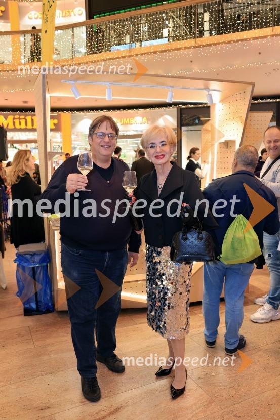  Alan Premerl, turistični vodič;  Metka  Premerl, slavistkaPubeci 2024 v centru Aleja Ljubljana