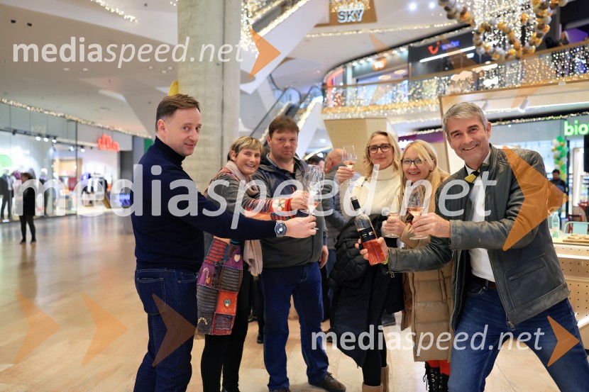  ... ;  ... ;  ... ;  ... ;  ... ;  Robert Hafner, Vinarstvo HafnerPubeci 2024 v centru Aleja Ljubljana