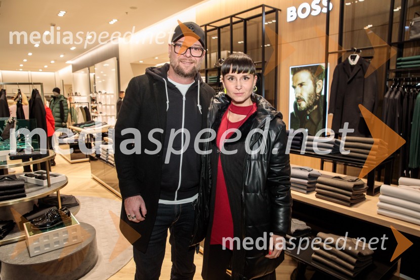  Tomi Meglič, glasbenik, pevec skupine Siddharta;  Cassie Kagen, frizerkaOtvoritev prenovljene Boss trgovine v Emporiumu