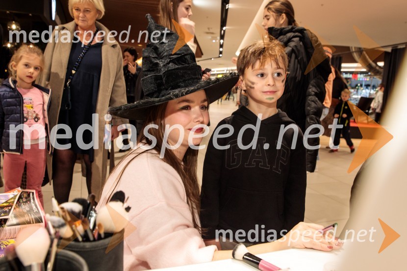  Lucija Krajnik, maskerka;  ... Žlehtnoba, premiera v Cineplexx Ljubljana