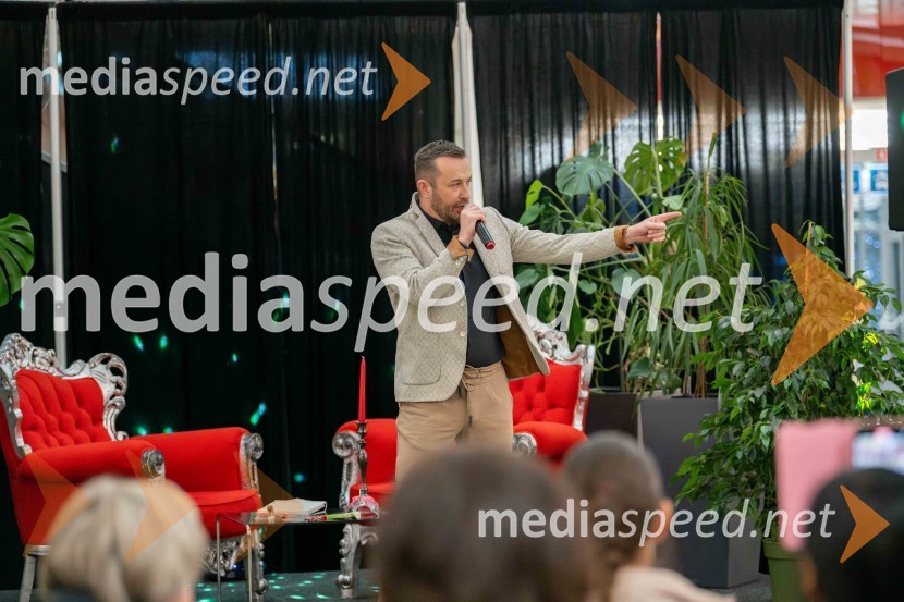  Blaž Knez, vedeževalecVedeževalec Blaž v Citycentru Celje