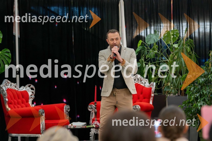  Blaž Knez, vedeževalecVedeževalec Blaž v Citycentru Celje