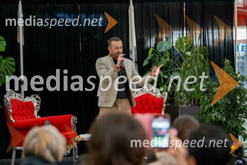  Blaž Knez, vedeževalecVedeževalec Blaž v Citycentru Celje