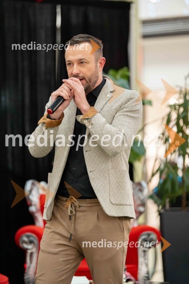  Blaž Knez, vedeževalecVedeževalec Blaž v Citycentru Celje