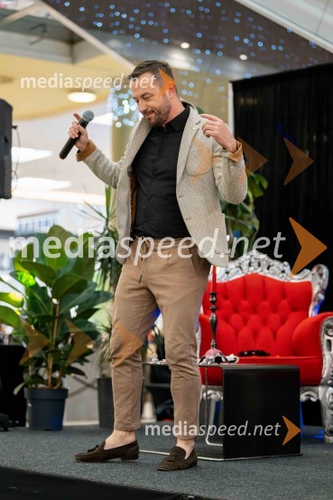  Blaž Knez, vedeževalecVedeževalec Blaž v Citycentru Celje