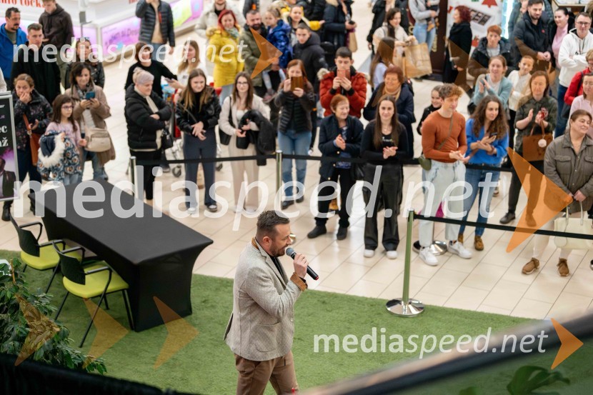  Blaž Knez, vedeževalecVedeževalec Blaž v Citycentru Celje