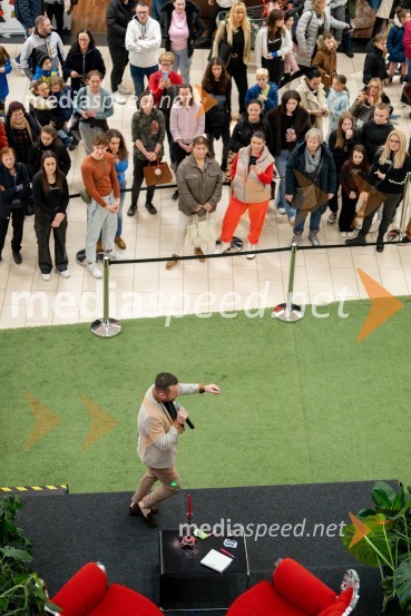  Blaž Knez, vedeževalecVedeževalec Blaž v Citycentru Celje