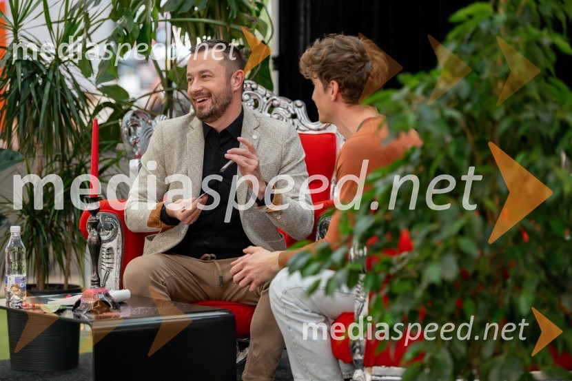  Blaž Knez, vedeževalec;  ... Vedeževalec Blaž v Citycentru Celje