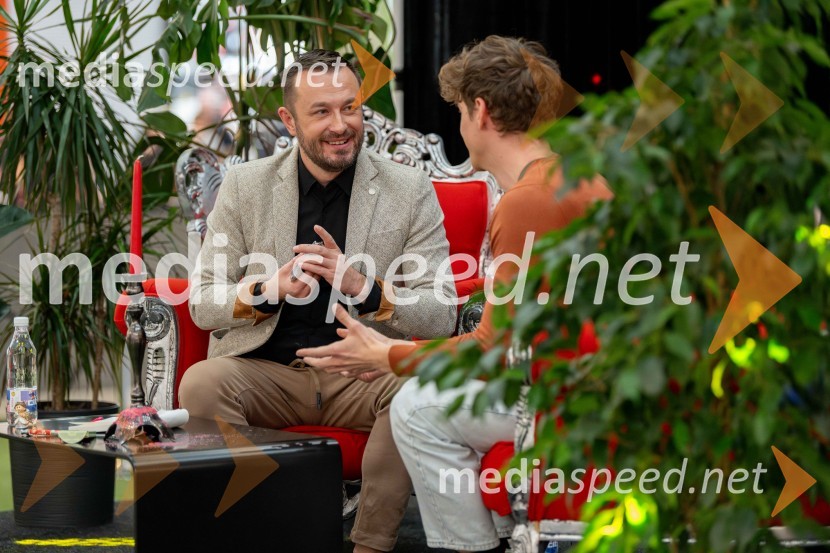  Blaž Knez, vedeževalecVedeževalec Blaž v Citycentru Celje