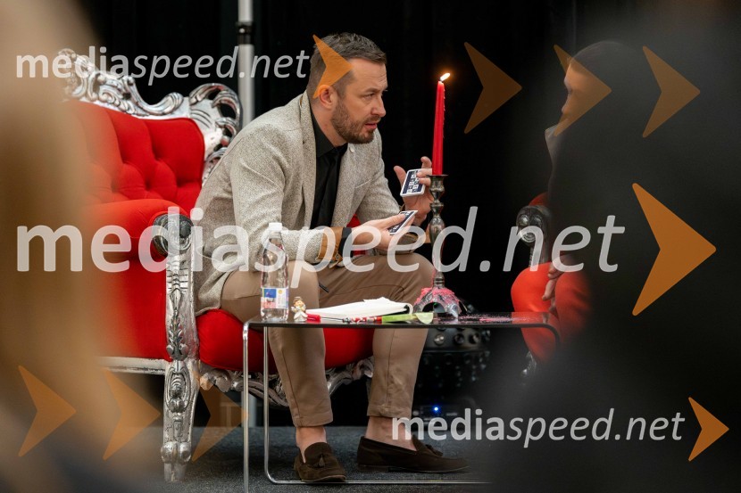  Blaž Knez, vedeževalecVedeževalec Blaž v Citycentru Celje