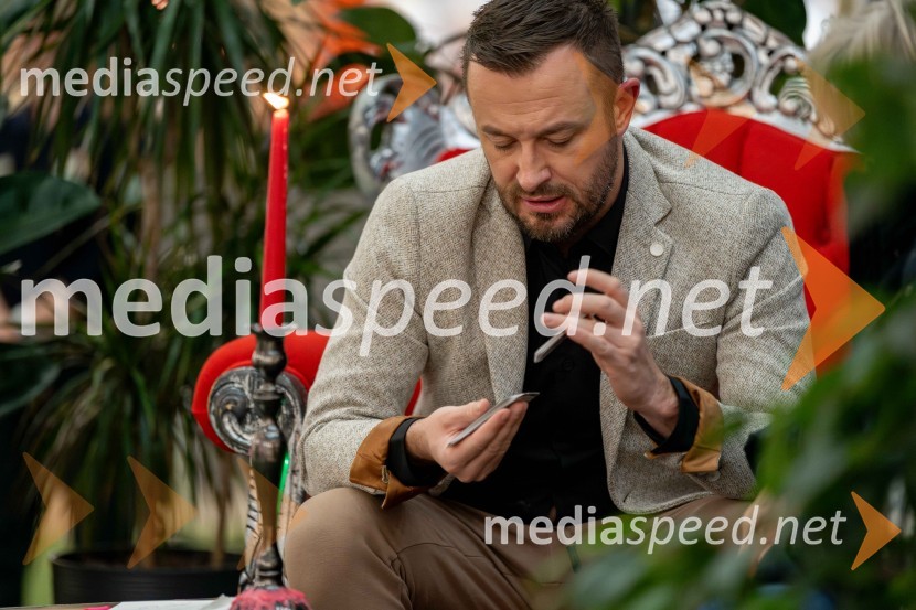  Blaž Knez, vedeževalecVedeževalec Blaž v Citycentru Celje