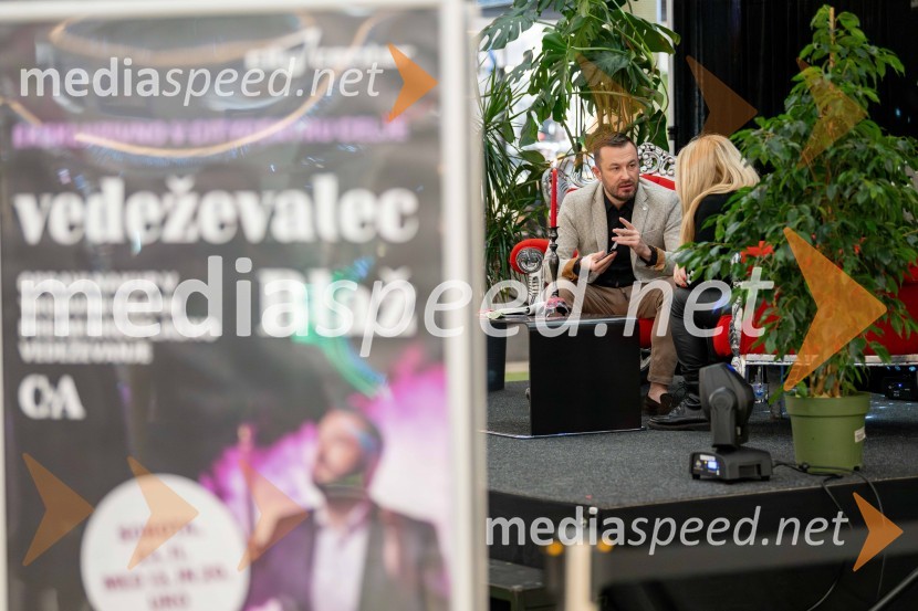  Blaž Knez, vedeževalecVedeževalec Blaž v Citycentru Celje