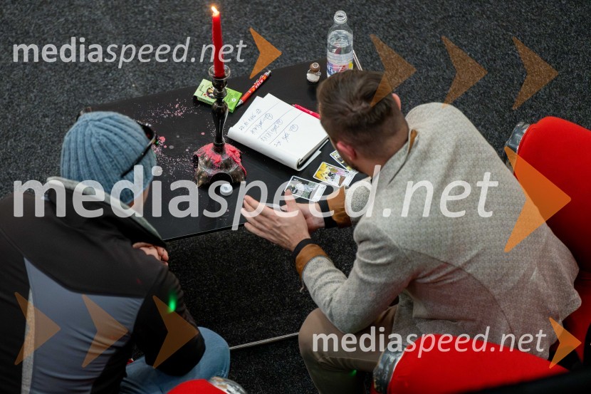  ... ;  Blaž Knez, vedeževalecVedeževalec Blaž v Citycentru Celje