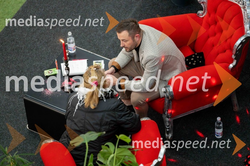  Blaž Knez, vedeževalecVedeževalec Blaž v Citycentru Celje