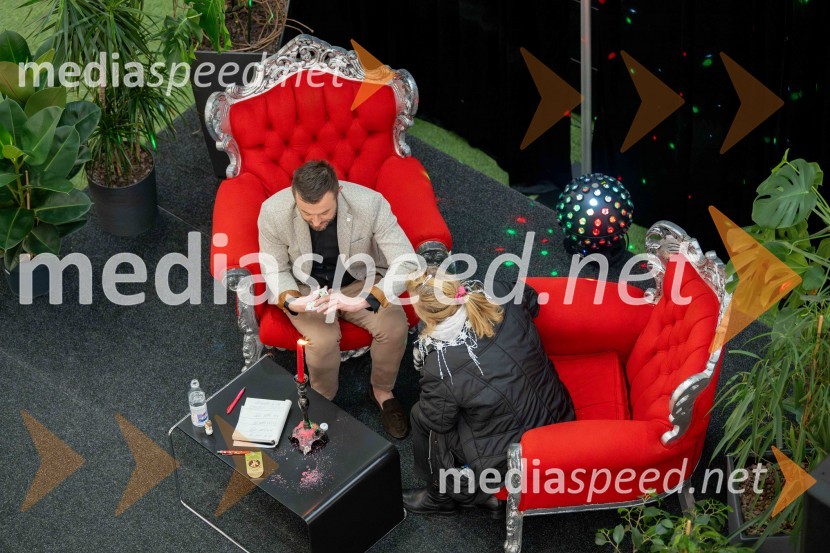  Blaž Knez, vedeževalec;  ... Vedeževalec Blaž v Citycentru Celje