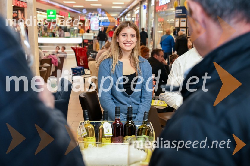  Lia Belšak, pevkaPubec v Citycentru Celje