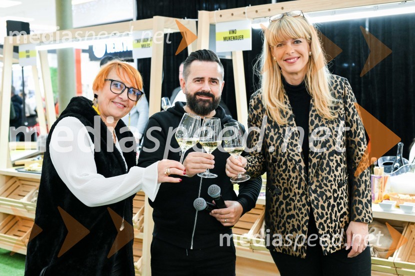  Nena Horvat, vodja marketinga Citycenter Celje;  Janko Simon Klanfer, urednik, Radio Fantasy;  Darja Lesjak, center manager, Citycenter CeljePubec v Citycentru Celje