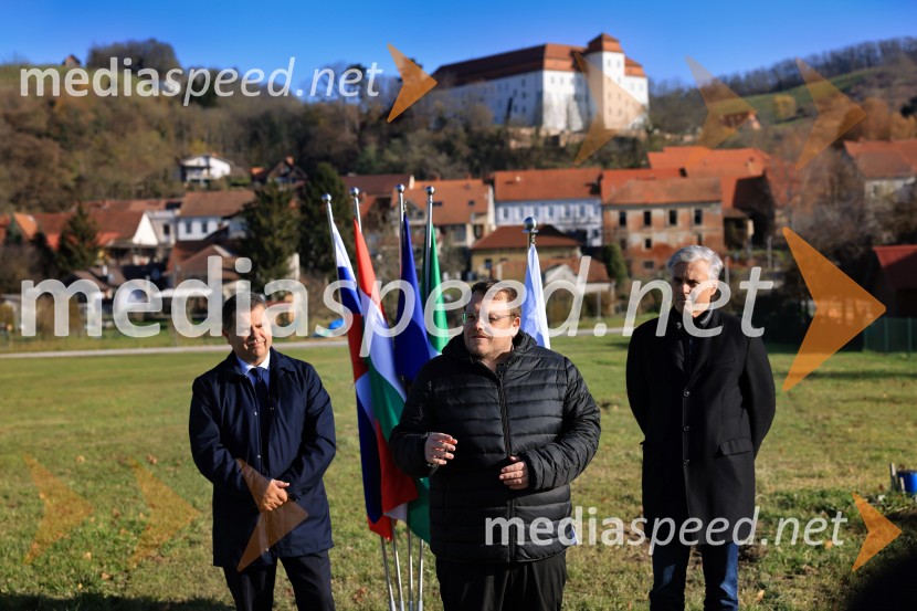  Janez Magyar, župan, Občina Lendava;  Simon Maljevac, Minister za solidarno prihodnost;  Črtomir Remec, direktor Stanovanjskega skladaTemeljni kamen za prihodnost, Lendava dobiva nova stanovanja