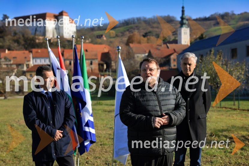  Janez Magyar, župan, Občina Lendava;  Simon Maljevac, Minister za solidarno prihodnost;  Črtomir Remec, direktor Stanovanjskega skladaTemeljni kamen za prihodnost, Lendava dobiva nova stanovanja