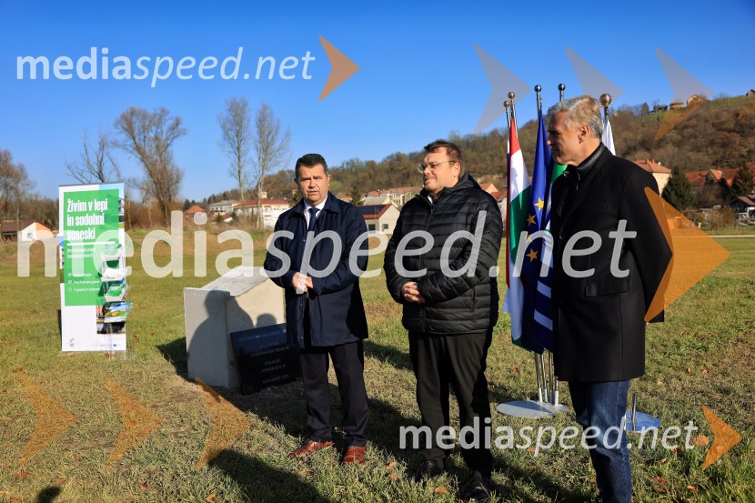  Janez Magyar, župan, Občina Lendava;  Simon Maljevac, Minister za solidarno prihodnost;  Črtomir Remec, direktor Stanovanjskega skladaTemeljni kamen za prihodnost, Lendava dobiva nova stanovanja