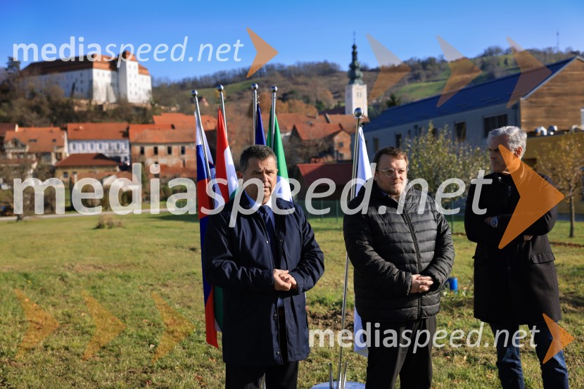  Janez Magyar, župan, Občina Lendava;  Simon Maljevac, Minister za solidarno prihodnost;  Črtomir Remec, direktor Stanovanjskega skladaTemeljni kamen za prihodnost, Lendava dobiva nova stanovanja