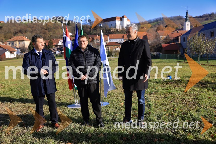  Janez Magyar, župan, Občina Lendava;  Simon Maljevac, Minister za solidarno prihodnost;  Črtomir Remec, direktor Stanovanjskega skladaTemeljni kamen za prihodnost, Lendava dobiva nova stanovanja