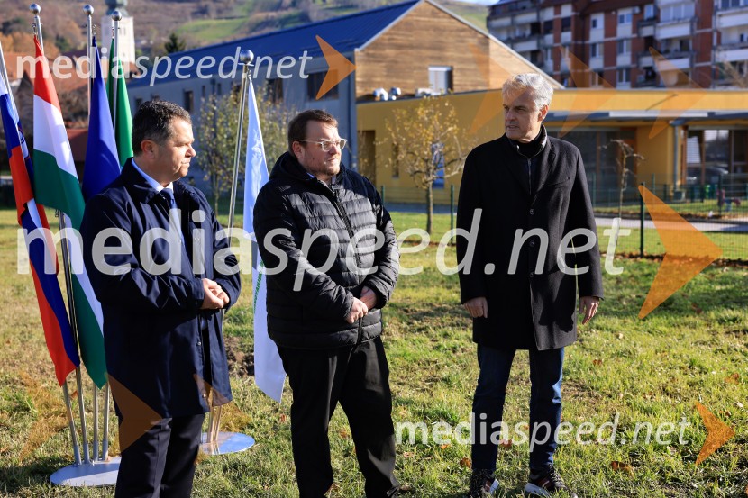  Janez Magyar, župan, Občina Lendava;  Simon Maljevac, Minister za solidarno prihodnost;  Črtomir Remec, direktor Stanovanjskega skladaTemeljni kamen za prihodnost, Lendava dobiva nova stanovanja