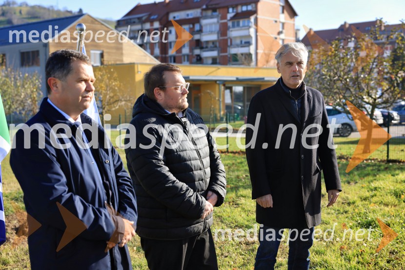  Janez Magyar, župan, Občina Lendava;  Simon Maljevac, Minister za solidarno prihodnost;  Črtomir Remec, direktor Stanovanjskega skladaTemeljni kamen za prihodnost, Lendava dobiva nova stanovanja