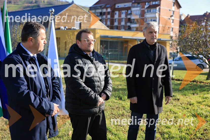  Janez Magyar, župan, Občina Lendava;  Simon Maljevac, Minister za solidarno prihodnost;  Črtomir Remec, direktor Stanovanjskega skladaTemeljni kamen za prihodnost, Lendava dobiva nova stanovanja
